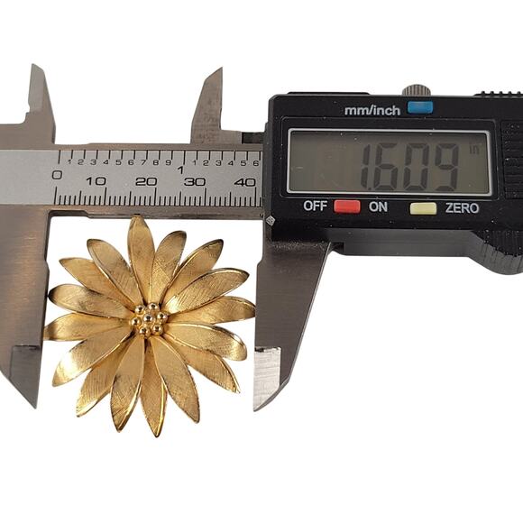 Vintage Giovanni Gold Tone Flower Brooch Pin Signed  Retro Floral Jewelry - Picture 2 of 6